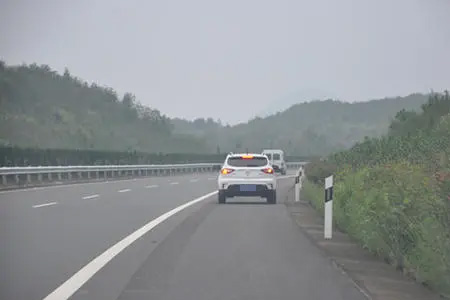 桂林道路拖车救援 轿车补胎电话